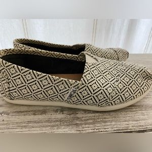 Women’s Toms size 6